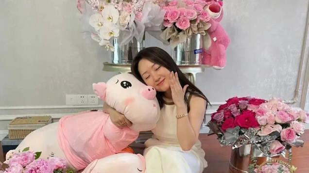 53岁的杨钰莹如今住豪宅，穿碎花裙子皮肤光滑，在自家楼顶种菜