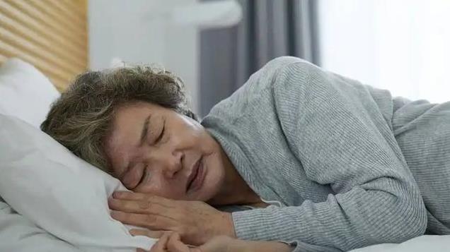 医生提醒：天气渐冷，还在坚持户外运动的人，运动时要注意这几点