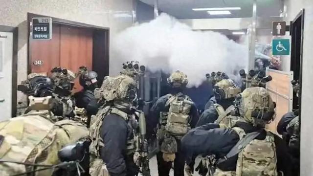 大结局将至，韩国指挥部管控，75万韩军已站队，尹锡悦最怕事发生