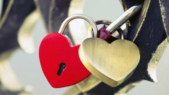 丧偶式婚姻：爱与孤独的矛盾交织