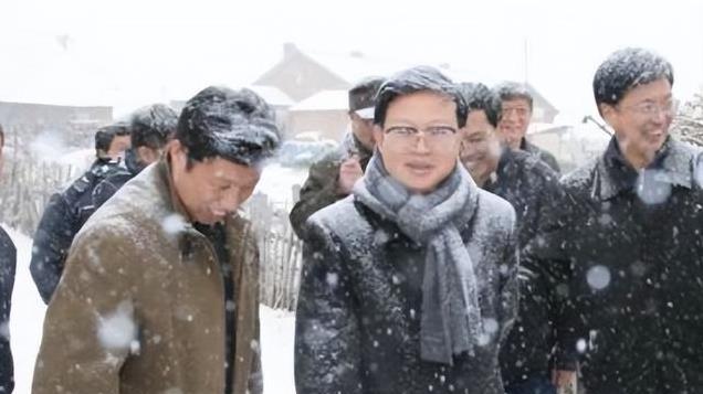 他从政43年，连升三级，官至副国级，哥哥开小卖铺，儿子货车司机