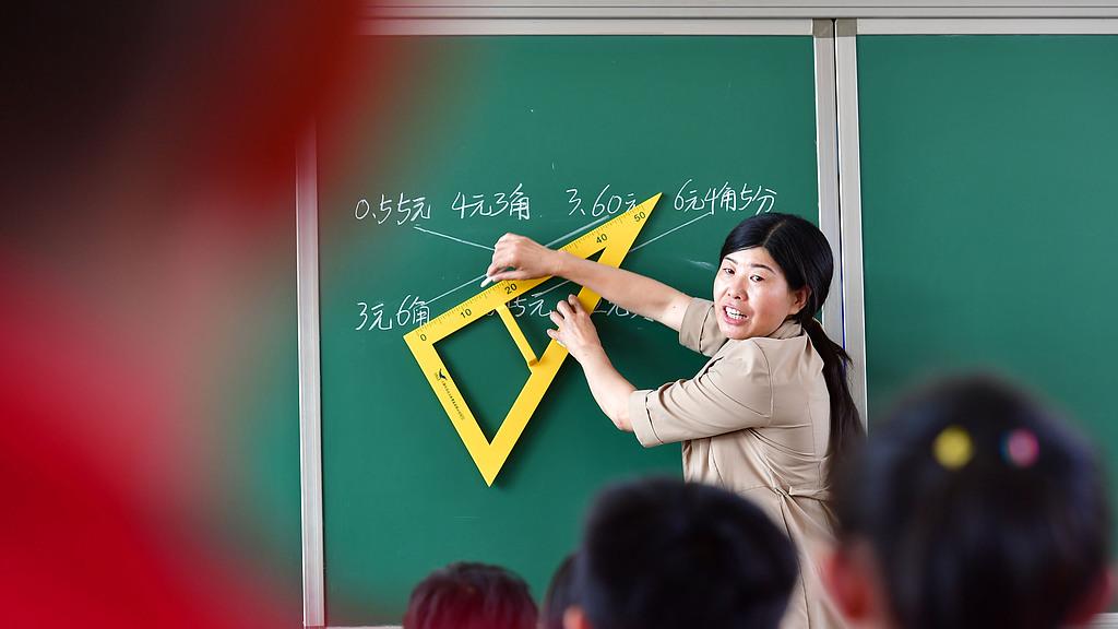 取消55岁高级职称女教师延退！两大理由让他们对老教师毫无人情味