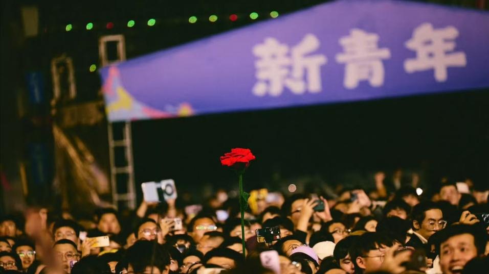 女子参加音乐节活动，衣服上出现不明液体，网友：建议阉割
