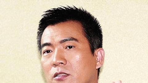 黄健翔离婚16年，他惹官司，再婚后又做父亲，前妻患癌至今单身