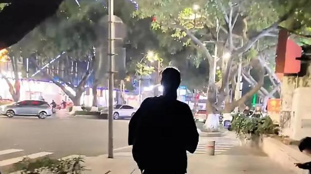 蒋欣坐路边连吃12只烤生蚝，汤都喝干净，发疯减肥后头顶秃一片