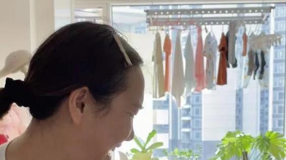 心疼已婚女儿，外婆成为带娃主力军