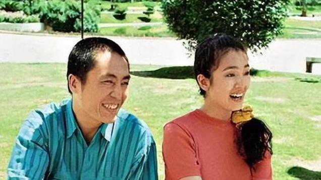 和张艺谋纠缠半生，最后嫁给71岁法国男人，98岁母亲为她操碎了心