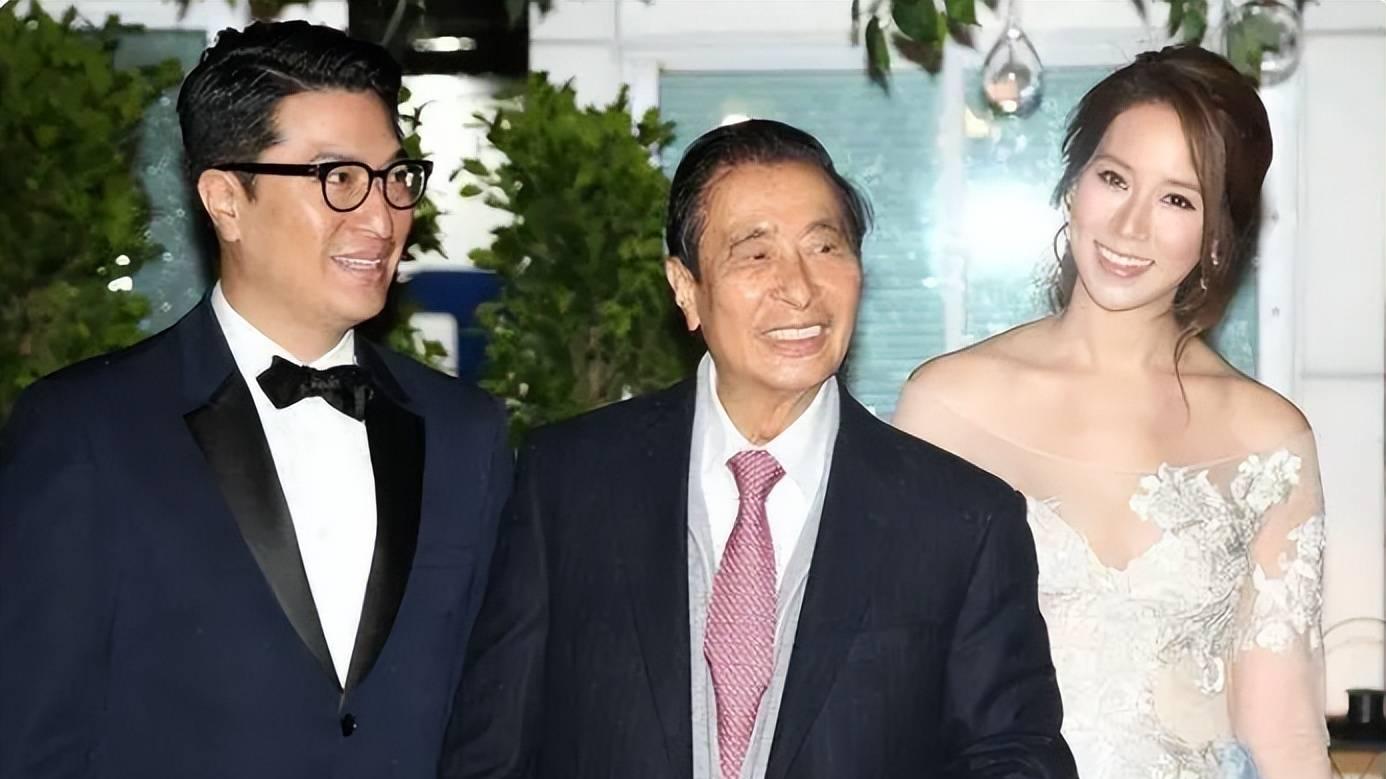 她14岁就长得“倾国倾城”，被富豪花7亿娶回家，8年生下4个娃