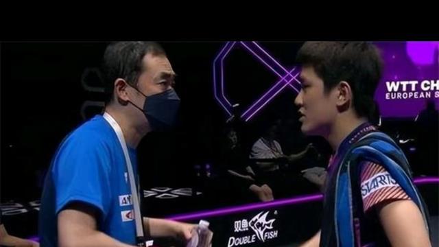 张本智和和教练说中文，他的教练曾是刘国梁的队友，是上海人