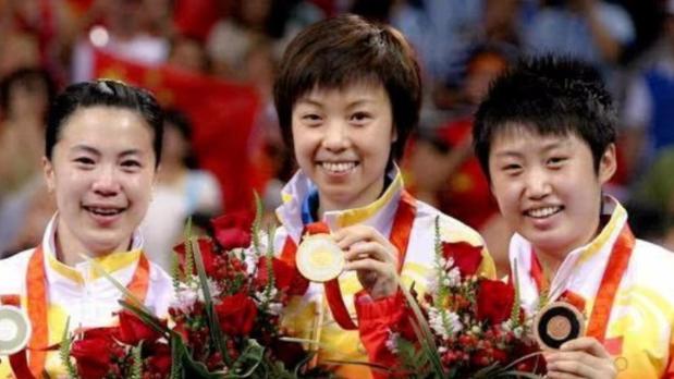 同样是探班国乒，邓亚萍和张怡宁有着三点明显不同！