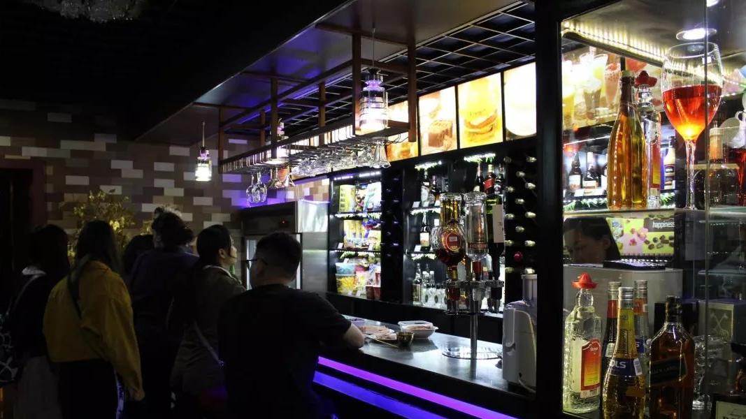 朝鲜富人的奢侈生活，一顿饭吃掉几百美金