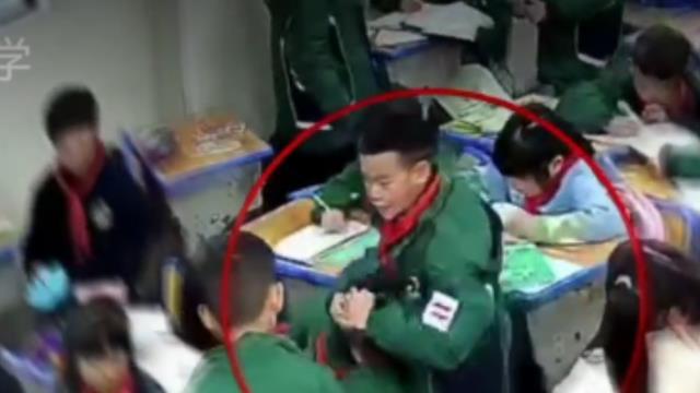 后续！贵阳女孩被多名同学霸凌：完整监控曝光，家长群中气愤问责