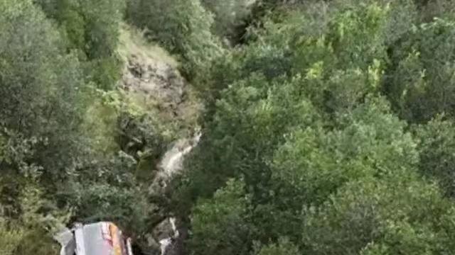 惨剧！四川一油罐车坠崖，退役军人下崖营救，不幸的是车内两人均死亡。