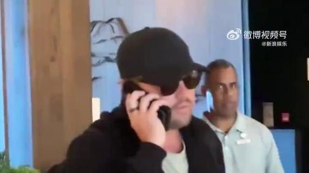 小李子被曝订婚后首现身，演技在线，假装打电话无视粉丝欢送仪式