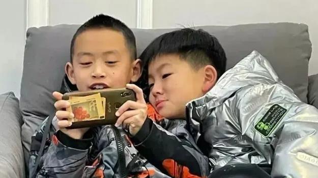 邻居不幸去世，80后妈妈无偿照顾邻居孩子