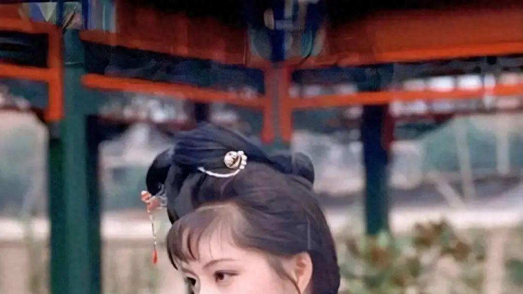 薛宝钗扮演者张莉58岁仍未婚，无儿女游世界，网友：难逃红楼一梦
