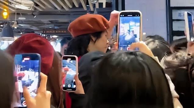 向佐身穿百褶裙，头戴贝雷帽现身澳门被粉丝围堵拍照，好不开心！