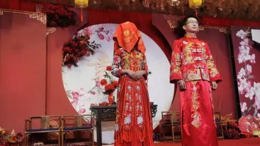 如果要步入婚姻，那一定要跟一个自己喜欢的人结婚，不要因为年龄到了就随便找个人结婚。