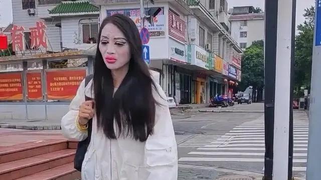 女子妆容怪异令人侧目，曾是模特，为情所困沦为流浪女