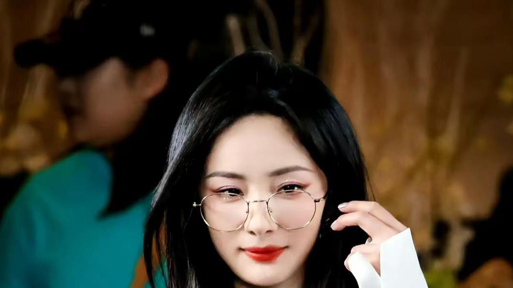 杨幂最新妆造被尬吹 真的看不下去：“金丝眼镜你不知道高启兰？”