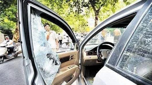 汽车钥匙被锁车内，不要再砸车玻璃了！这个方法太好用了