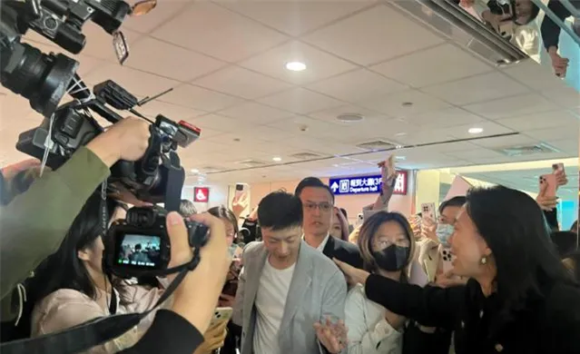 马英九亲自接待马龙，两人握手寒暄，一起喝珍珠奶茶，画面太美好