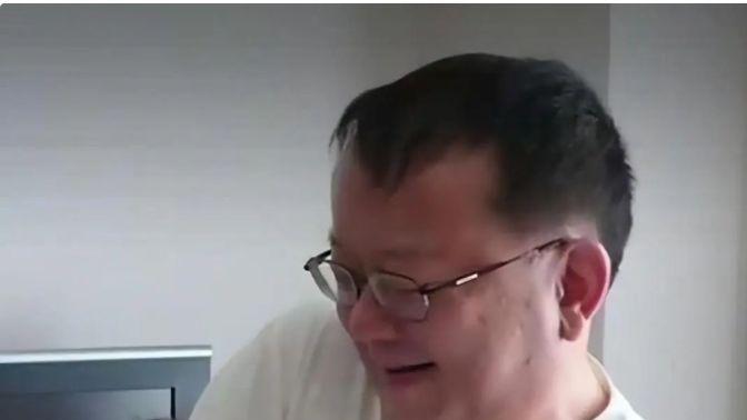 传闻移民美国王刚，无亿万身家，仅有小60岁儿子