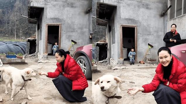 59岁于文华现状，住农村简陋的房子，裙子拖地喂着狗生活幸福