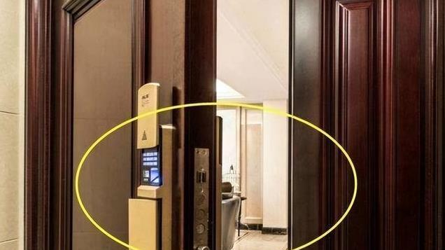交房后，原有的“入户门”要不要换掉？听内行一说，恍然大悟