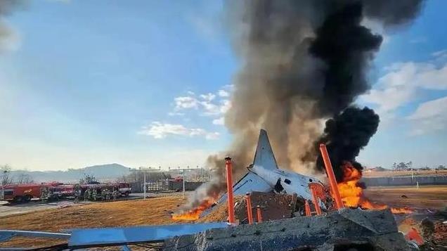 韩航空遇难者家属哭成一片，妈妈给儿子留了橘子，一家九口全遇难