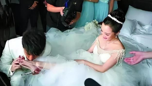 急眼了！大量网友在李小璐社交平台评论区狂刷：认识周淑怡吗？
