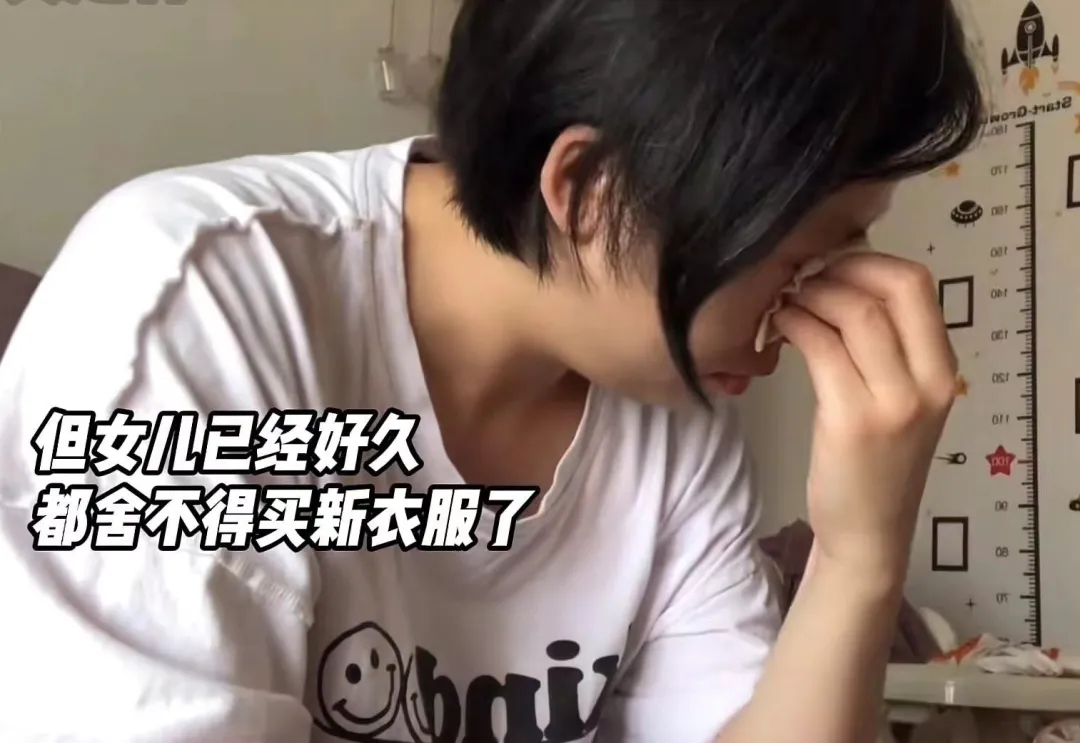 女子离异回娘家，被哥哥赶出了门，出租屋流泪吃面：我真的没家了