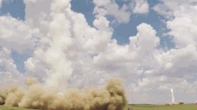 阿塞拜疆正式接收中巴联合研发的JF-17“枭龙”战斗机，增强国防实力