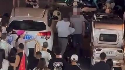 高密男子当街被砍后续！知情人曝内幕，详细原因被扒，评论区炸裂