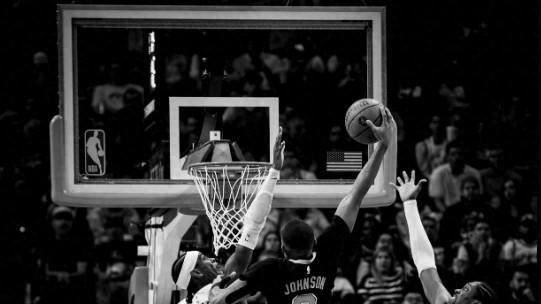 文班缺阵，保罗两双，马刺送雷霆连败，勇士又躺赢？