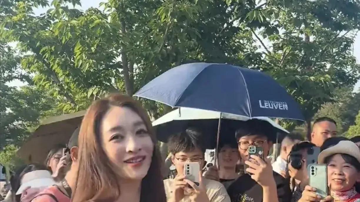 找到真爱后的李小冉是越活越年轻了，皮肤白嫩细腻光滑堪比少女