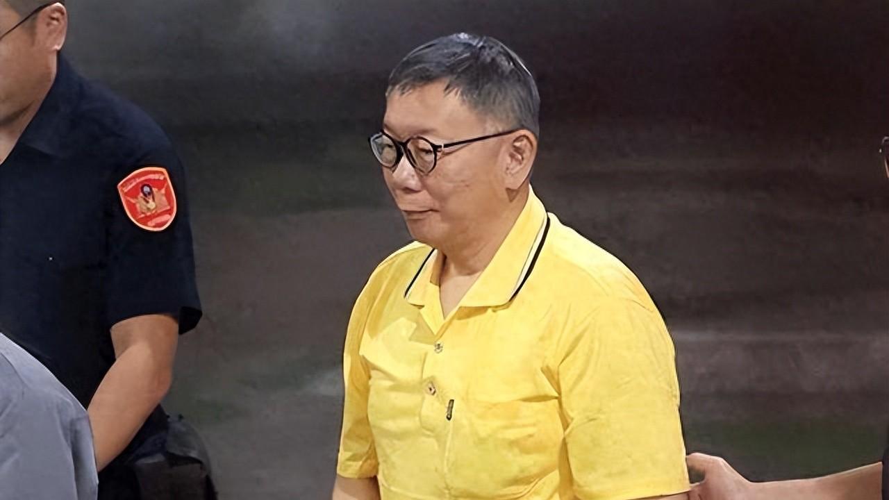 时隔逾百日，柯文哲终获保释，面对媒体泣不成声，民进党喊话认罪