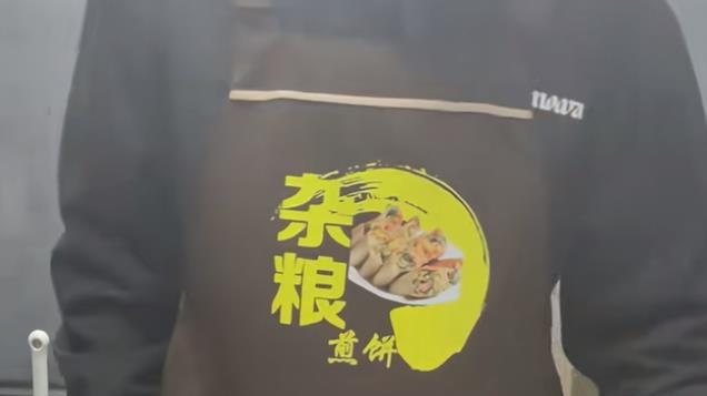 便衣警察摊煎饼掩护身份，却被网友一眼识破：这绝对是有任务在身