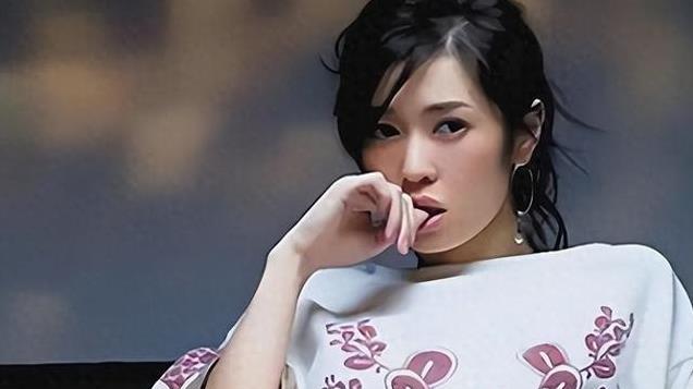 她曾把黄渤吻到害羞，与导演同居12年遭抛弃，今47岁身价高达40亿