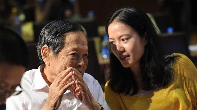 102岁杨振宁携48岁妻子翁帆外出考察，十指相扣，精气神十足！