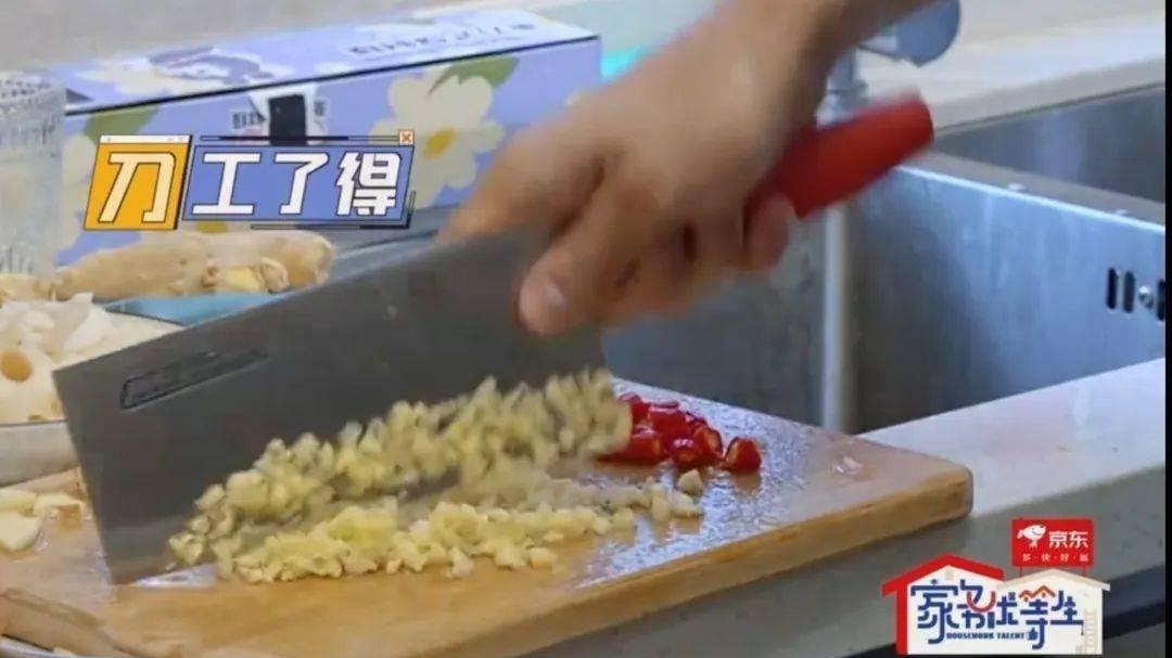 李琳和小8岁老公机场被拍，穿3万大衣又老又胖，经超却给足安全感