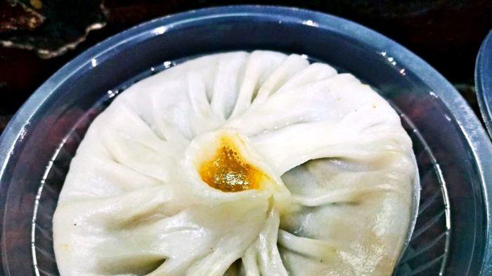 外地人到上海旅游最爱吃的特色美食——南翔小笼包（介绍包括美食特色、吃法、价格、种类和地点推荐等）