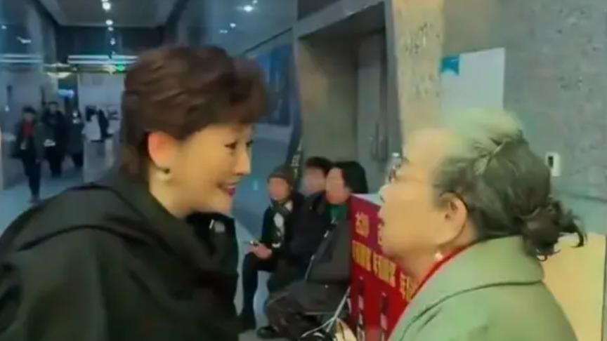 88岁“容嬷嬷”李明启现身国剧盛典，与徐帆紧握双手，情谊深厚