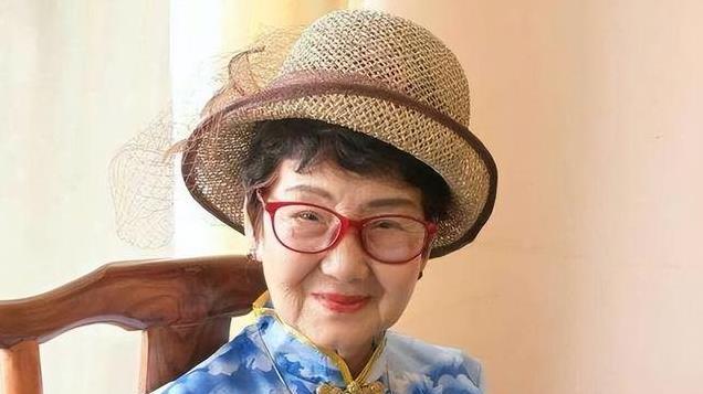 浙江女富豪，丈夫出轨，女儿自杀，她70岁沦为扫厕工，月薪400元