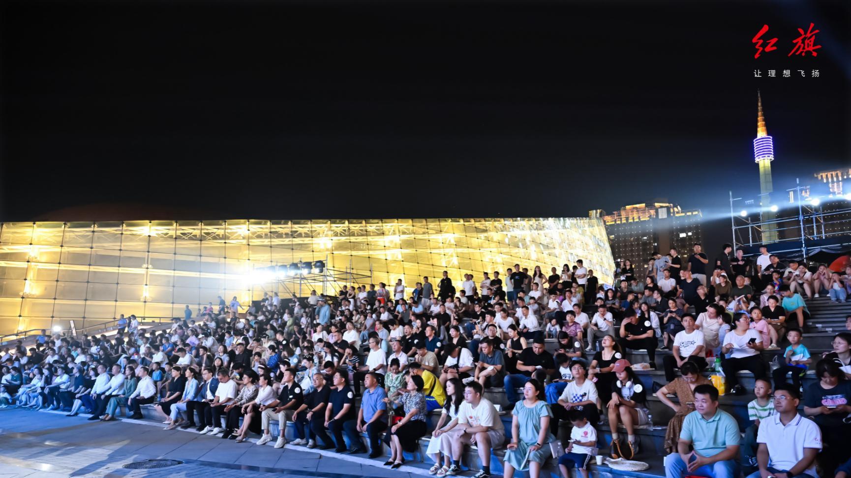 红旗HS7 PHEV惊艳预售，无人机盛宴点亮郑州之夜