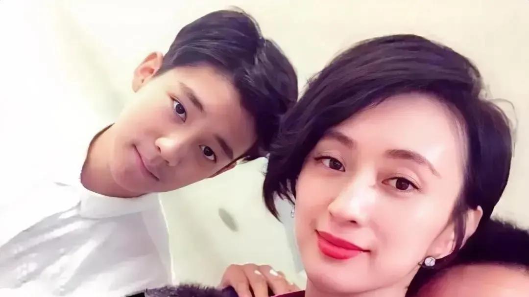 许亚军四婚终觅良人，贤妻对待继子视如己出。