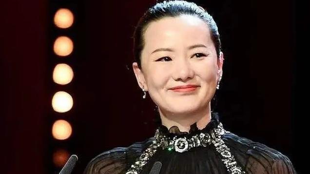 嫁给王菲初恋20年，低调影后咏梅谈原生家庭，感谢丈夫治愈了她