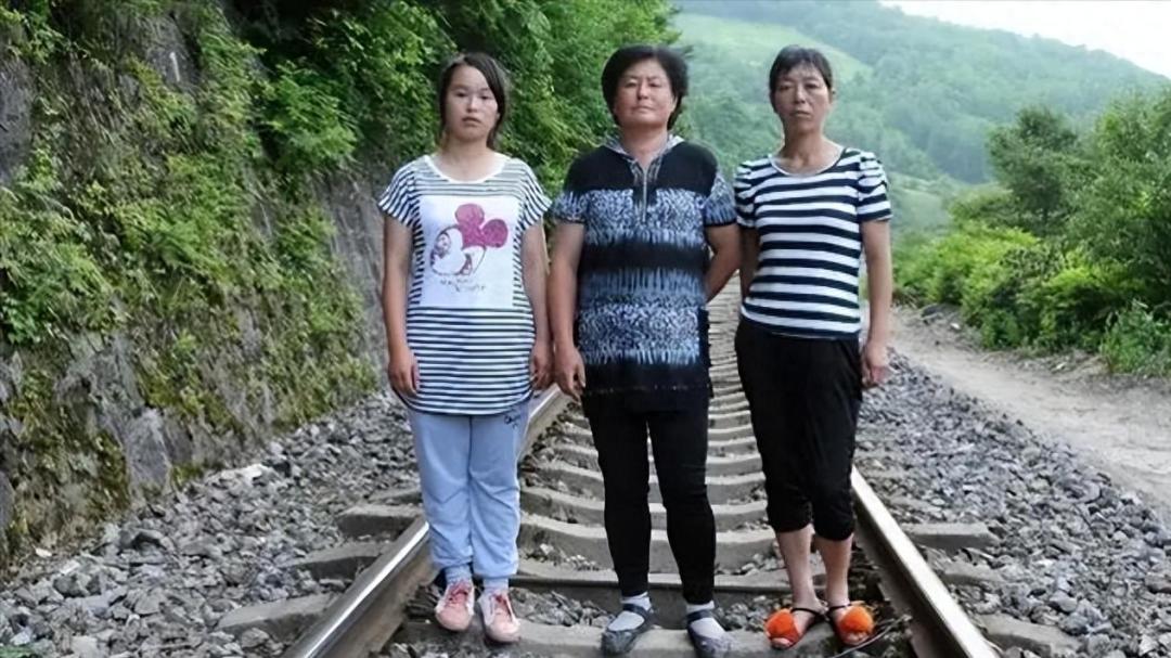吉林3个农妇铁轨拦火车, 司机气的破口大骂, 事后才知她们救了500条人命