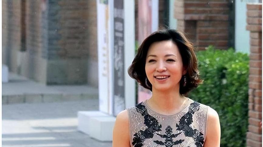 没想到董卿身材这么好，穿紧身短裙秀S型曲线，49岁腰臀比很惊艳