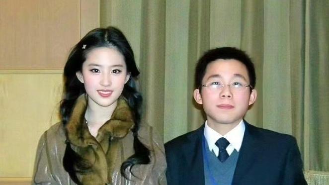 刘亦菲真人长啥样？路人镜头成照妖镜，真实颜值一目了然